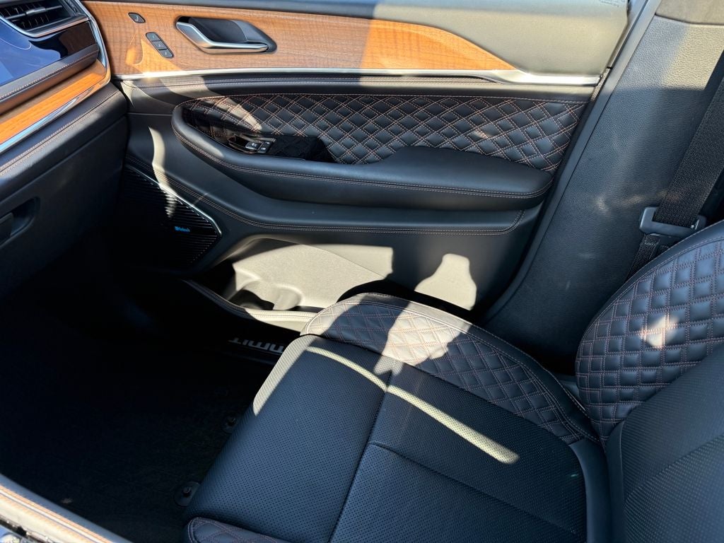 2023 Jeep Grand Cherokee Summit 4WD Near Milwaukee WI