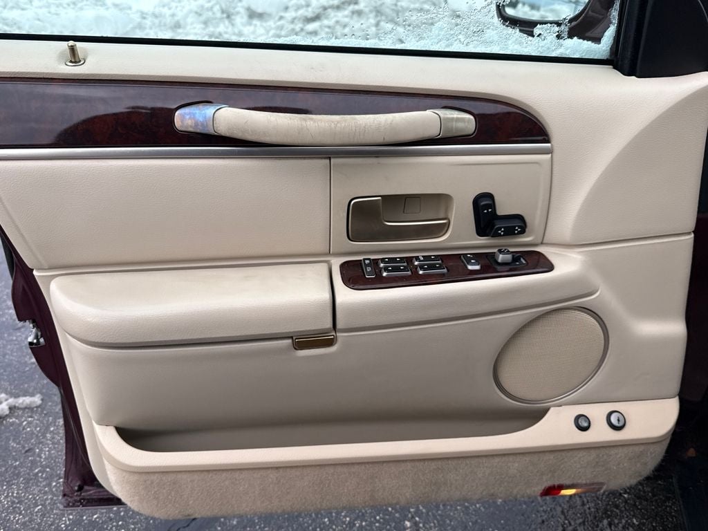 2006 Lincoln Town Car Signature Near Milwaukee WI