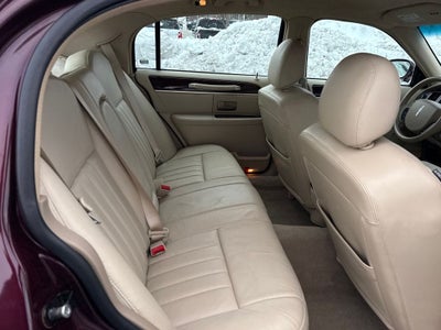 2006 Lincoln Town Car Signature Near Milwaukee WI