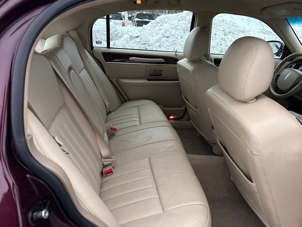 2006 Lincoln Town Car Signature Near Milwaukee WI
