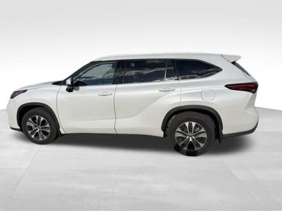 2022 Toyota Highlander XLE Blue Certified AWD Near Milwaukee WI