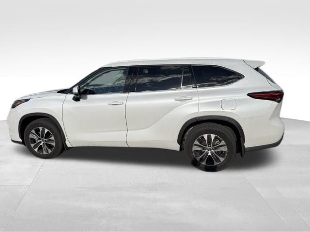 2022 Toyota Highlander XLE Blue Certified AWD Near Milwaukee WI