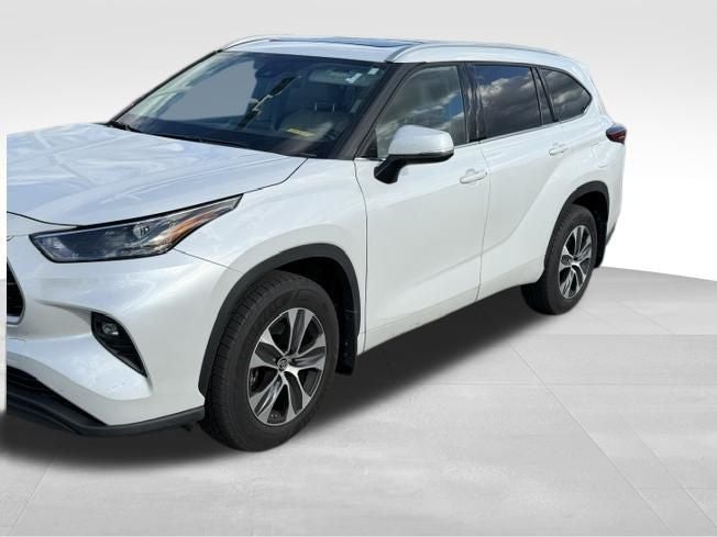 2022 Toyota Highlander XLE Blue Certified AWD Near Milwaukee WI