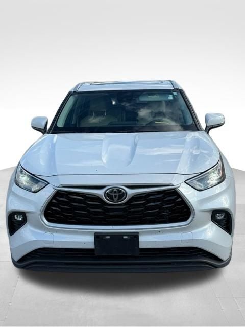 2022 Toyota Highlander XLE Blue Certified AWD Near Milwaukee WI