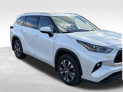 2022 Toyota Highlander XLE Blue Certified AWD Near Milwaukee WI