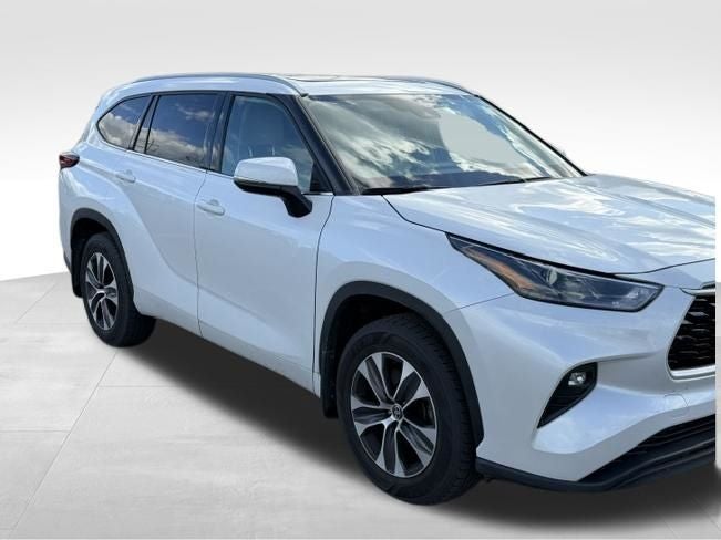 2022 Toyota Highlander XLE Blue Certified AWD Near Milwaukee WI