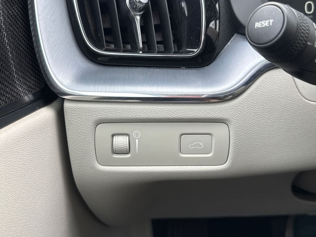 2019 Volvo XC60 T6 Momentum Blue Certified AWD Near Milwaukee WI
