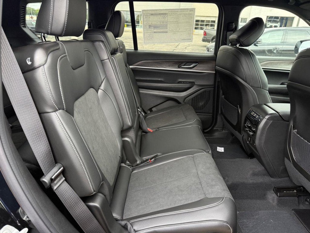 2027 Jeep Grand Cherokee L Laredo Altitude