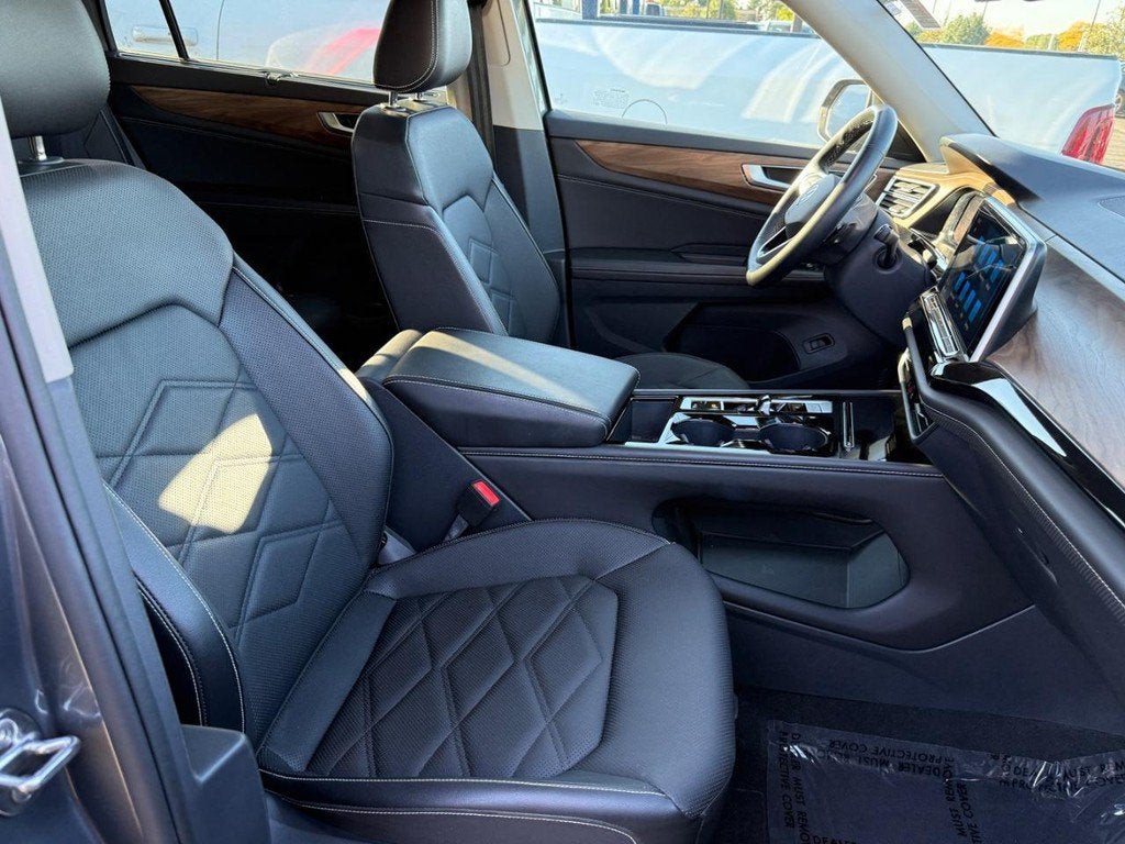 2025 Volkswagen Atlas 2.0T SE w/Technology NEAR MILWAUKEE WI