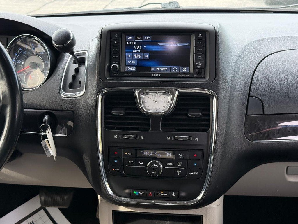 2014 Chrysler Town & Country Touring Near Milwaukee Wisconsin