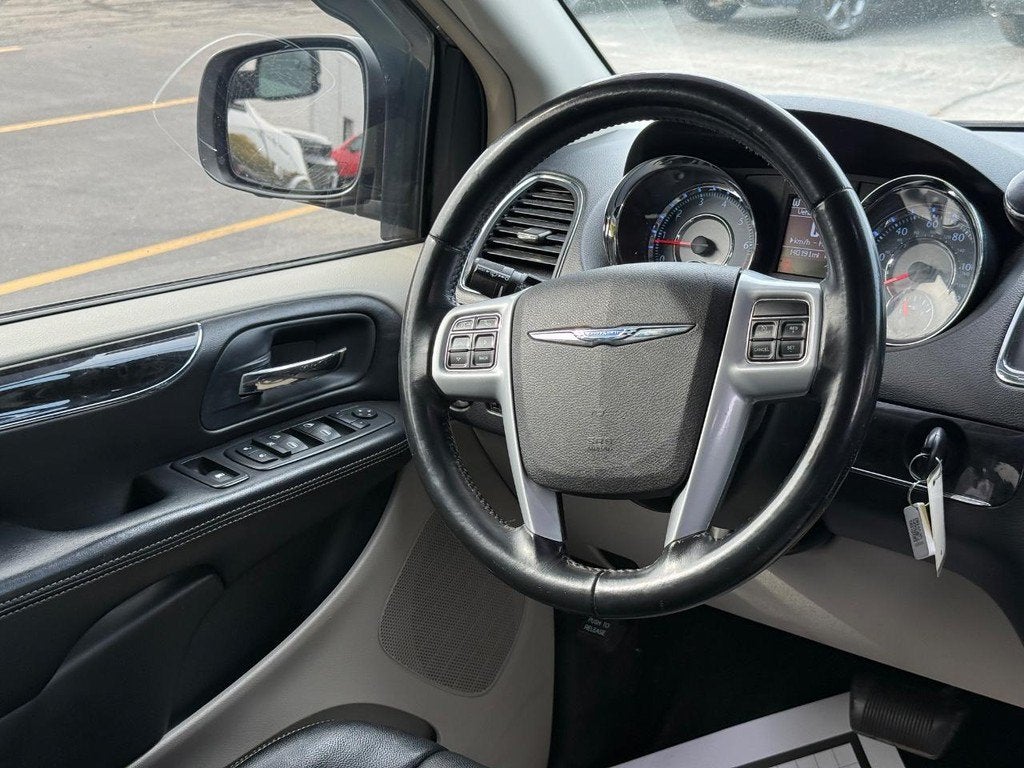 2014 Chrysler Town & Country Touring Near Milwaukee Wisconsin