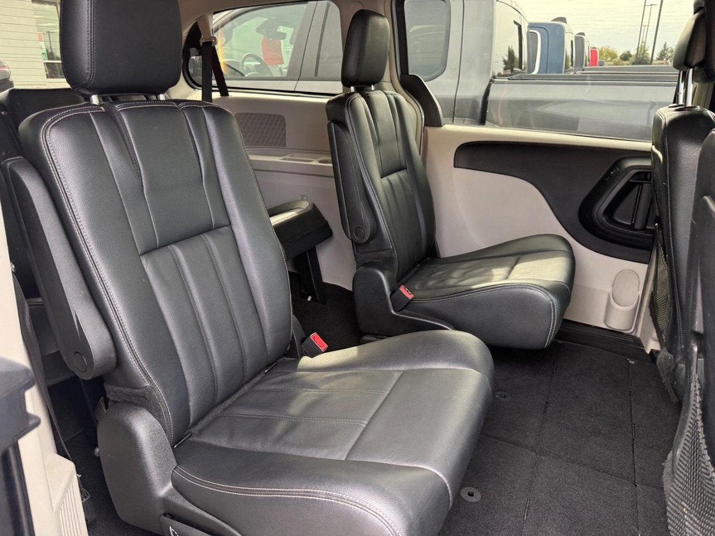 2014 Chrysler Town & Country Touring Near Milwaukee Wisconsin