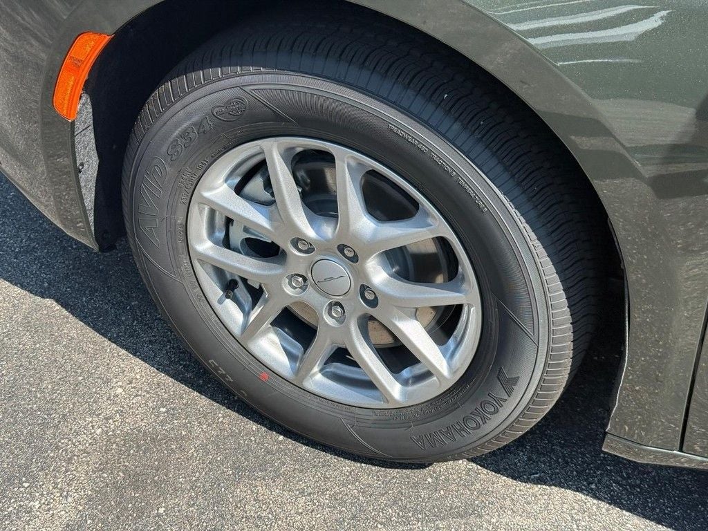 2027 Chrysler Pacifica Select