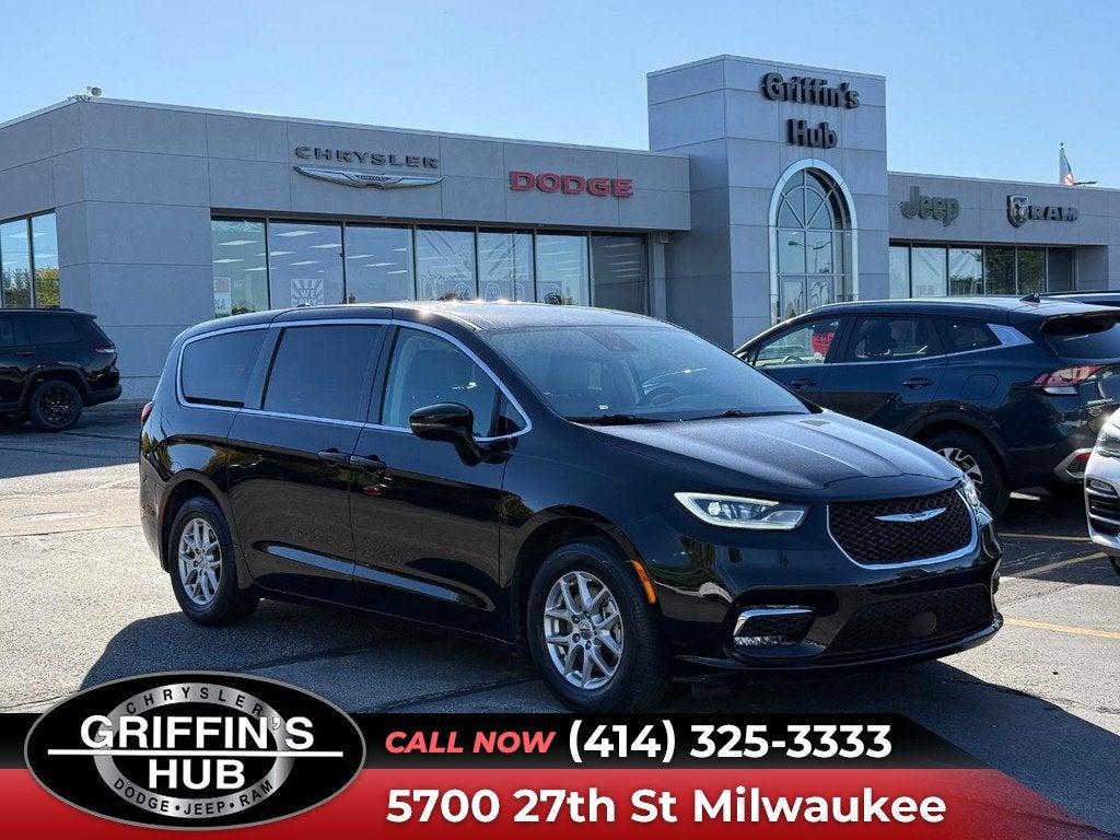 2024 Chrysler Pacifica Touring L NEAR MILWAUKEE WI