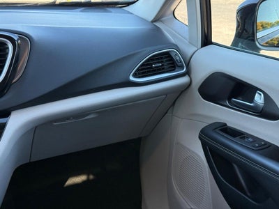 2024 Chrysler Pacifica Touring L NEAR MILWAUKEE WI