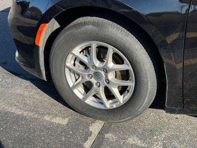 2024 Chrysler Pacifica Touring L NEAR MILWAUKEE WI