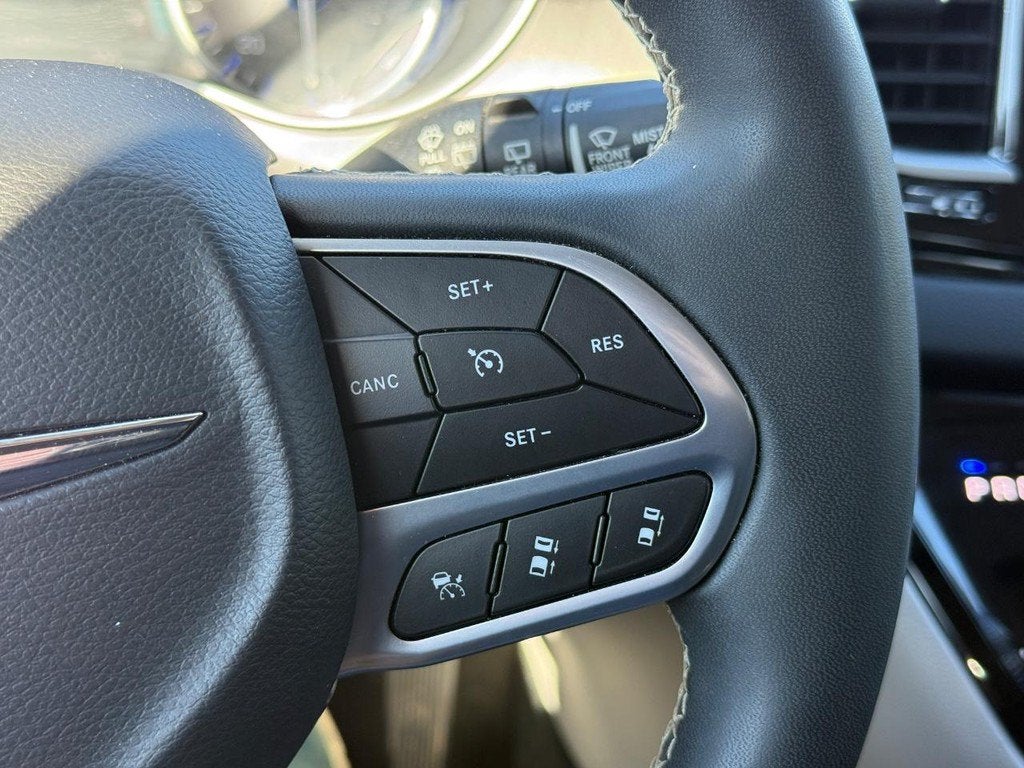 2024 Chrysler Pacifica Touring L NEAR MILWAUKEE WI