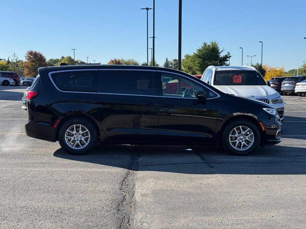 2024 Chrysler Pacifica Touring L NEAR MILWAUKEE WI