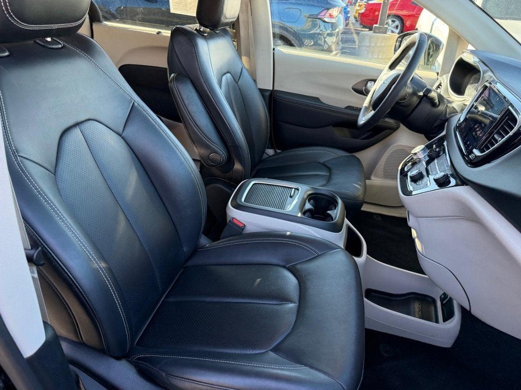 2024 Chrysler Pacifica Touring L NEAR MILWAUKEE WI