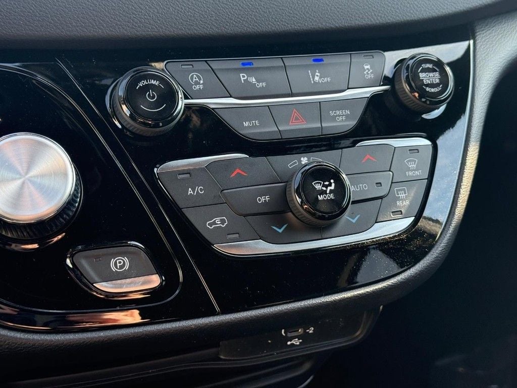 2026 Chrysler Voyager LX