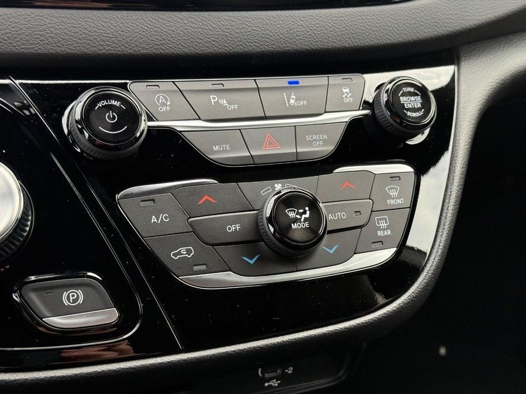 2026 Chrysler Voyager LX