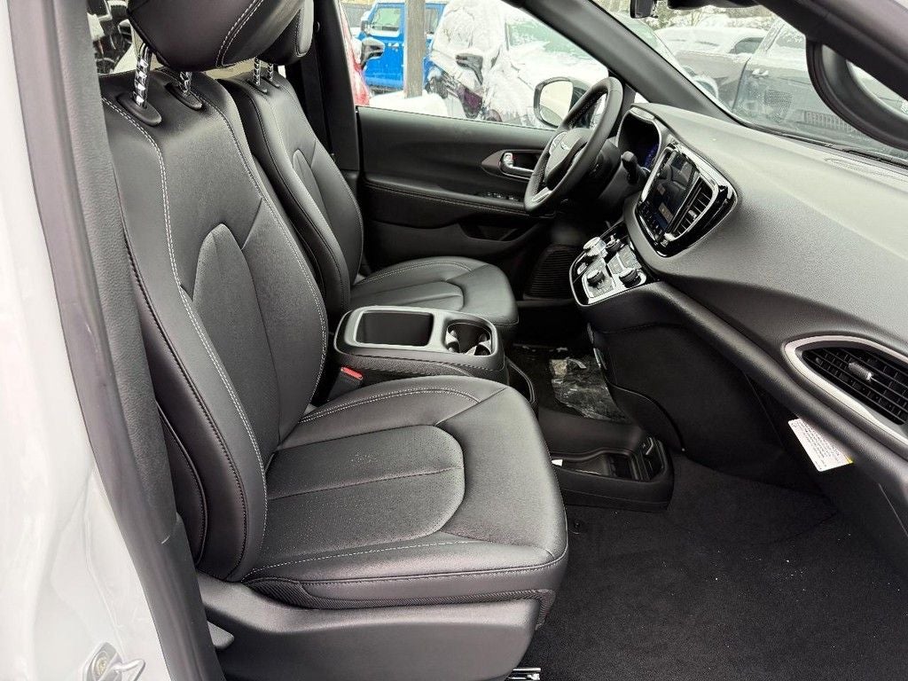 2026 Chrysler Voyager LX