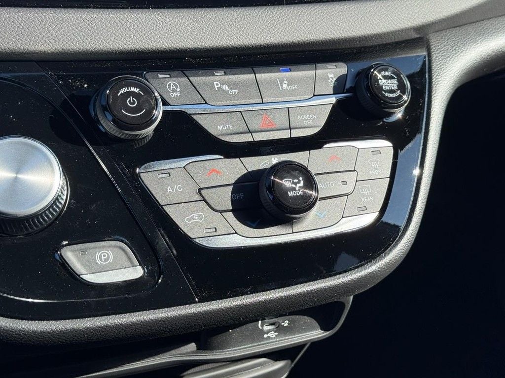 2026 Chrysler Voyager LX