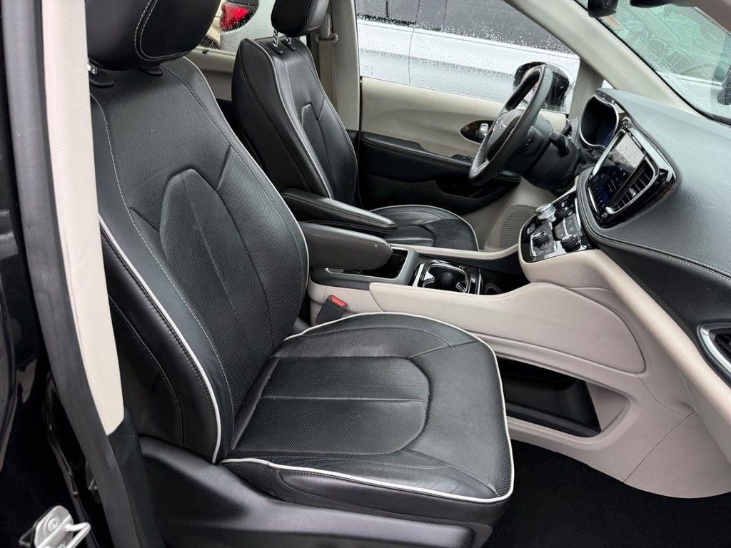 2023 Chrysler Pacifica Limited NEAR MILWAUKEE WI