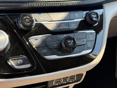 2024 Chrysler Pacifica Hybrid Select NEAR MILWWAUKEE WI