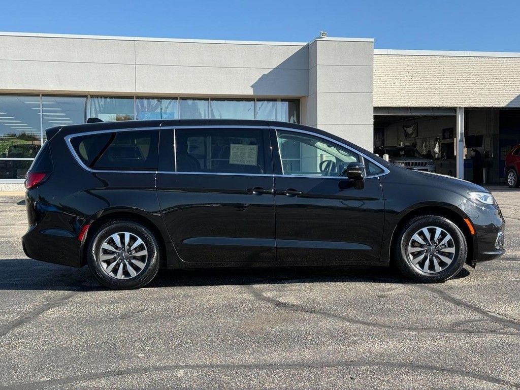 2024 Chrysler Pacifica Hybrid Select NEAR MILWWAUKEE WI