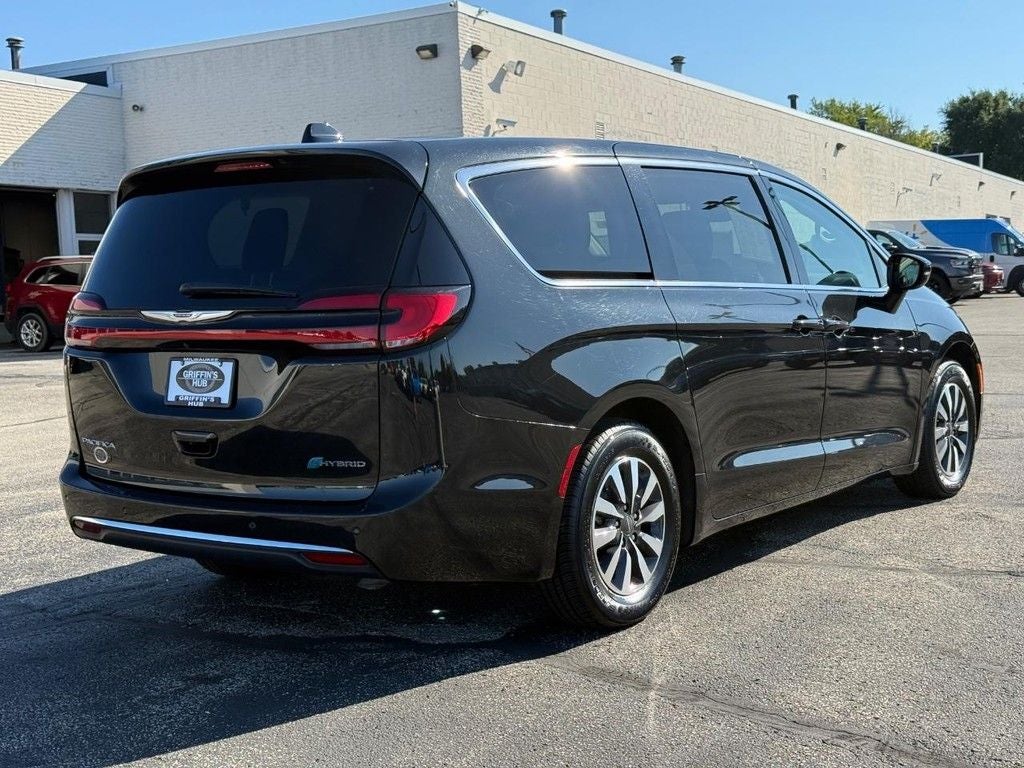 2024 Chrysler Pacifica Hybrid Select NEAR MILWWAUKEE WI