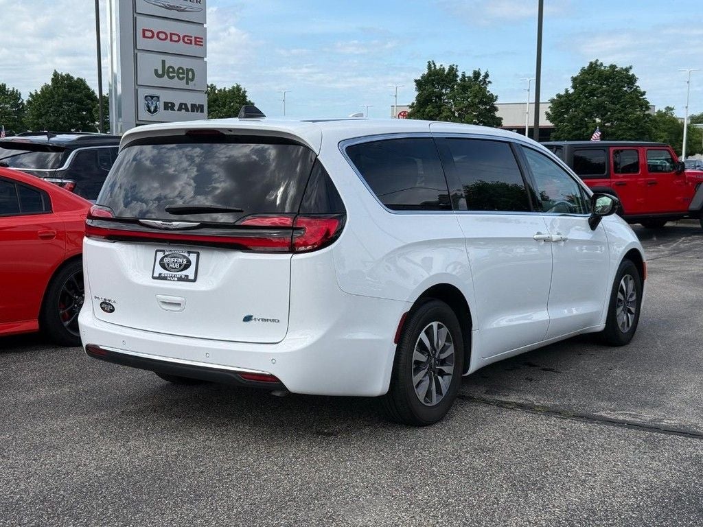 2024 Chrysler Pacifica Hybrid Select
