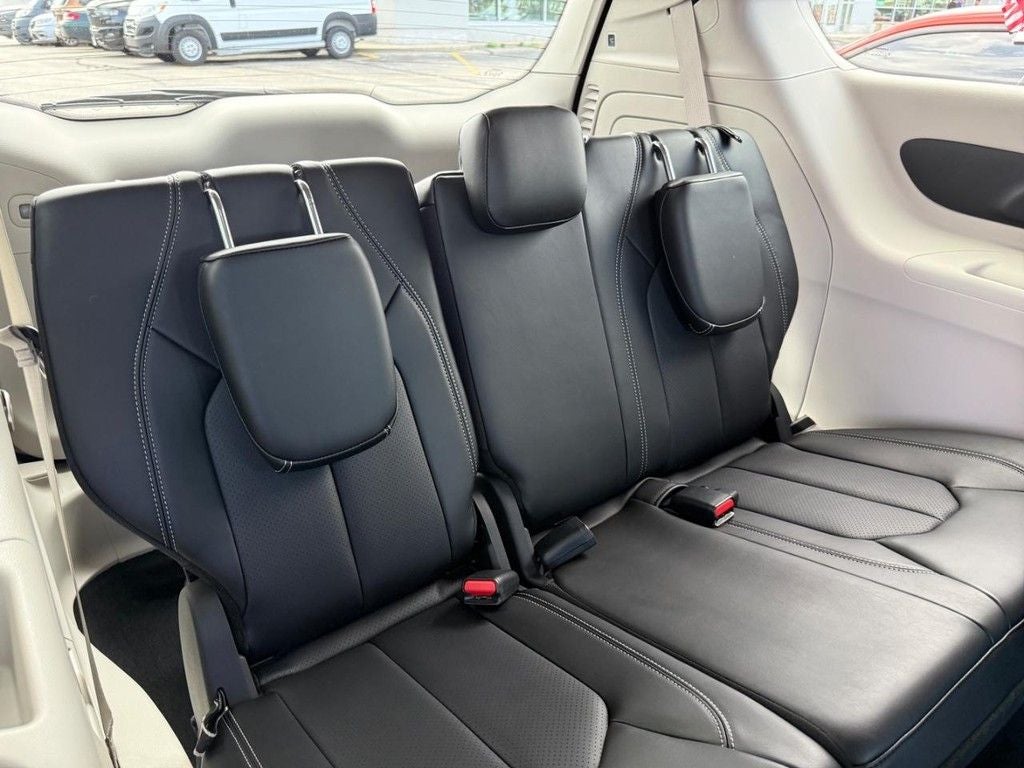 2024 Chrysler Pacifica Hybrid Select