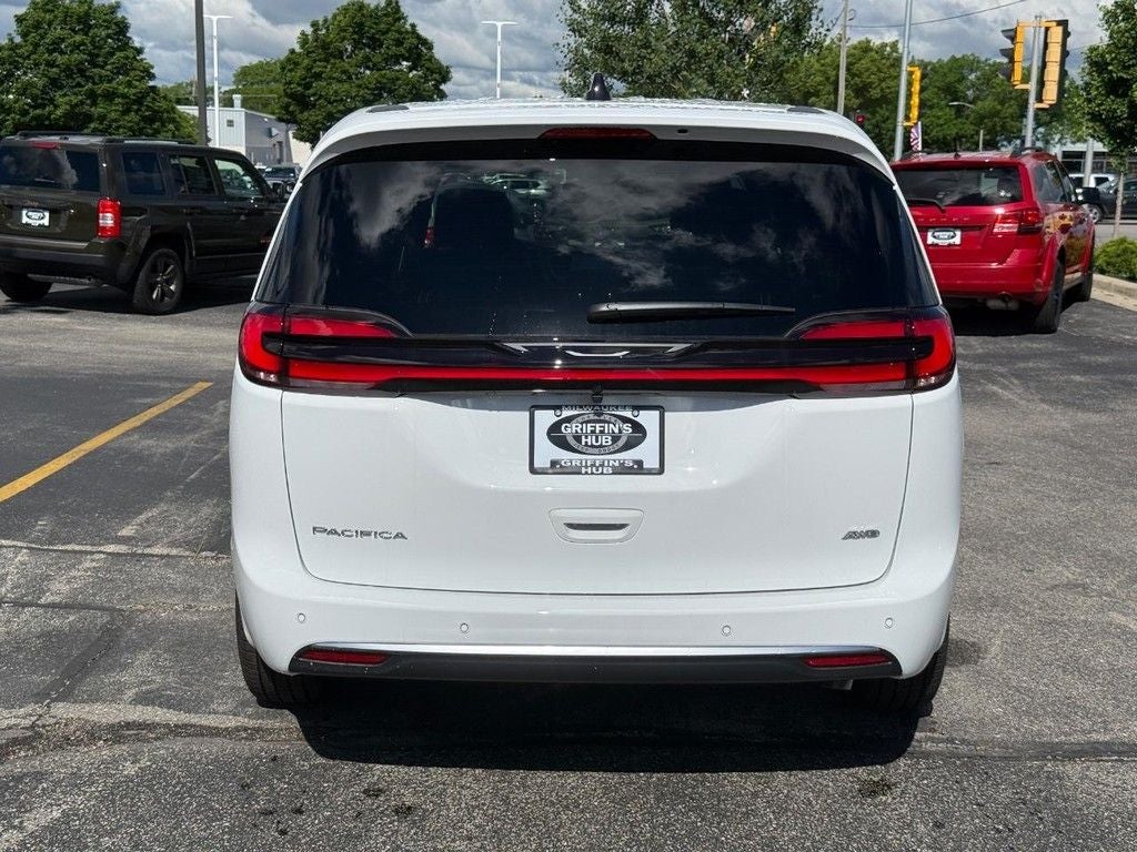 2027 Chrysler Pacifica Select