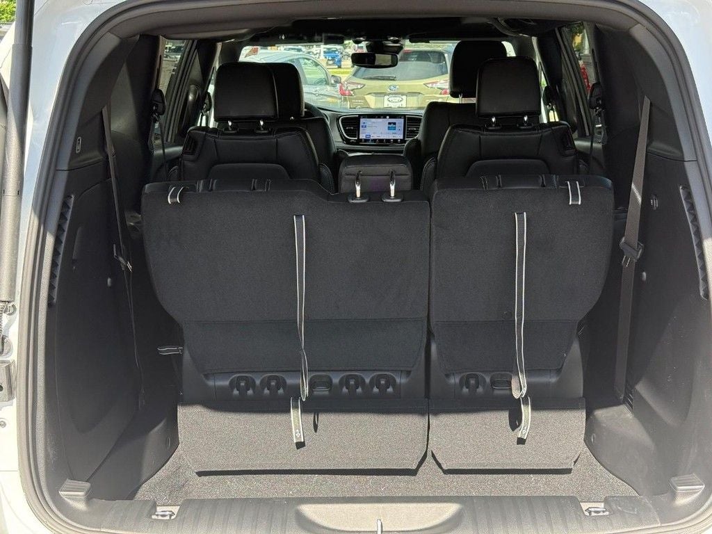 2027 Chrysler Pacifica Select