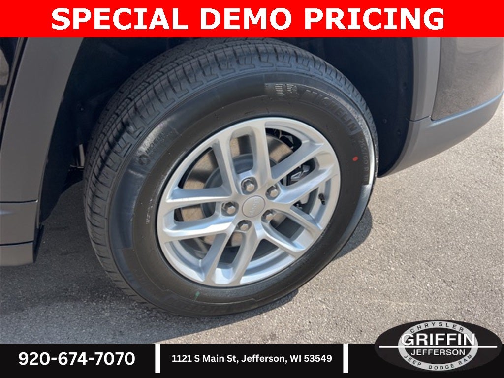 2025 Jeep Grand Cherokee L Laredo 4X4