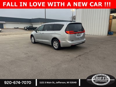 2026 Chrysler Pacifica Select