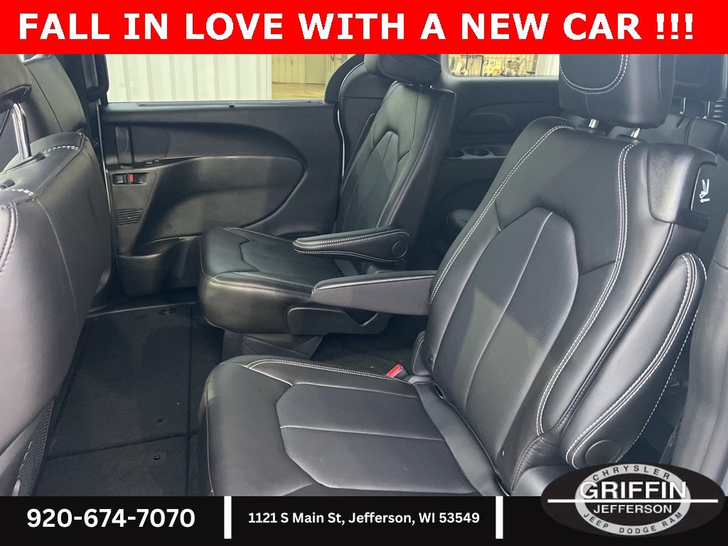 2026 Chrysler Pacifica Select