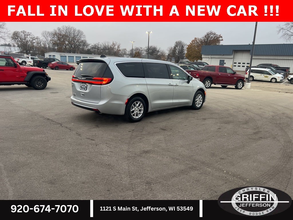 2026 Chrysler Pacifica Select