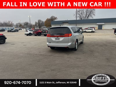 2026 Chrysler Pacifica Select