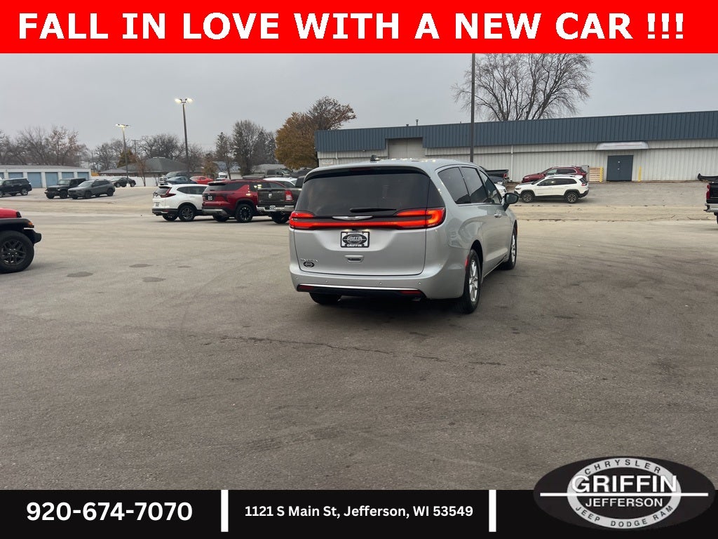 2026 Chrysler Pacifica Select