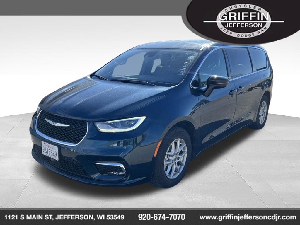 2025 Chrysler Pacifica Select Near Madison WI