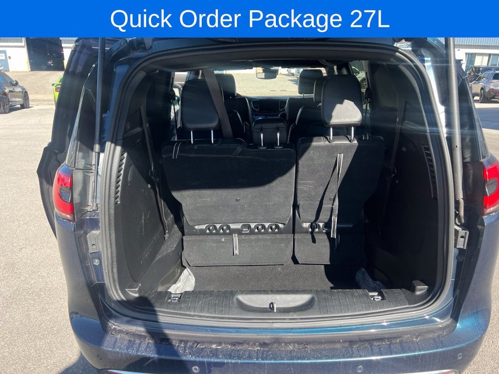 2025 Chrysler Pacifica Select Near Madison WI