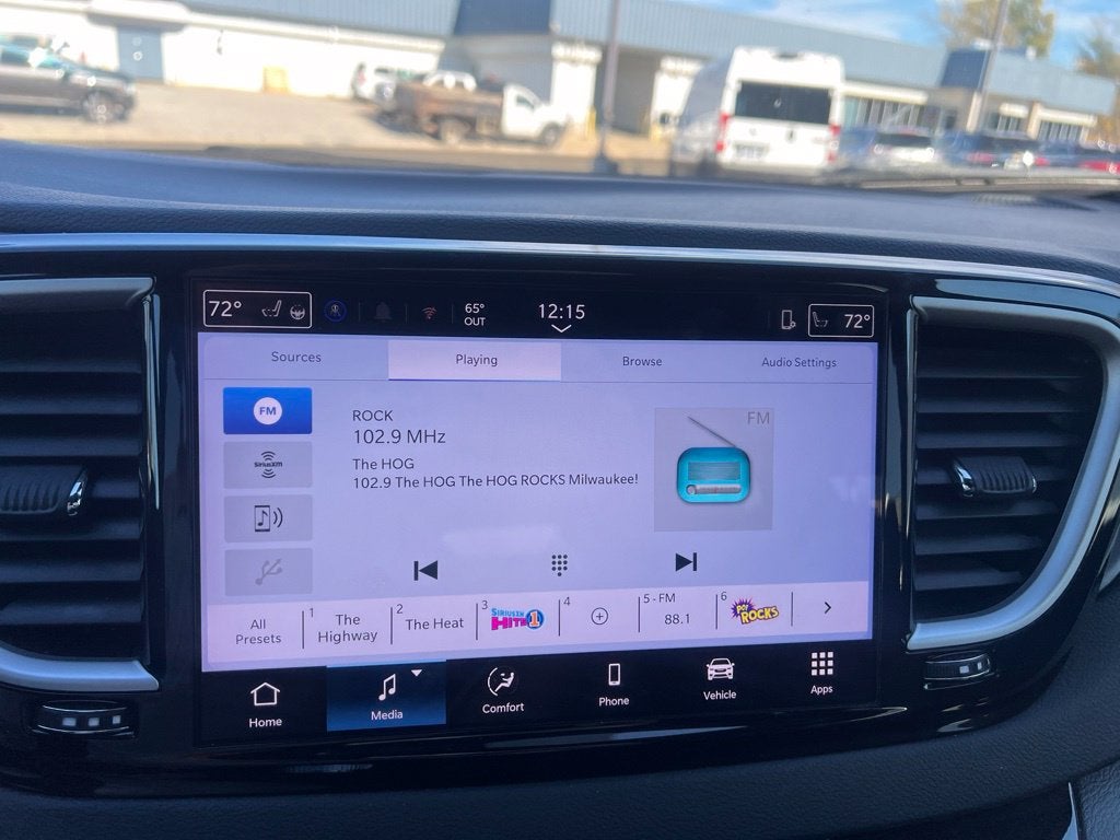 2025 Chrysler Pacifica Select Near Madison WI