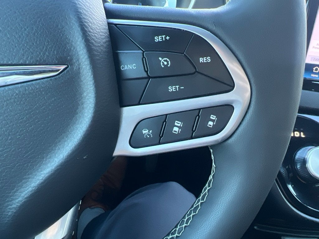 2025 Chrysler Pacifica Select Near Madison WI