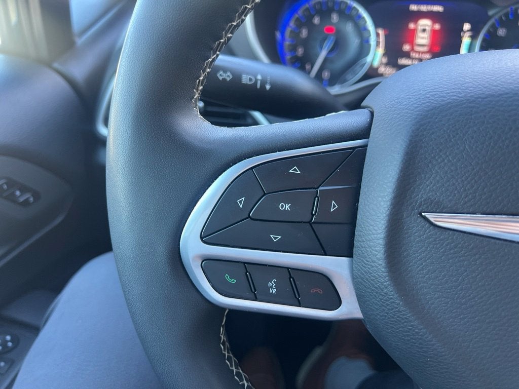 2025 Chrysler Pacifica Select Near Madison WI