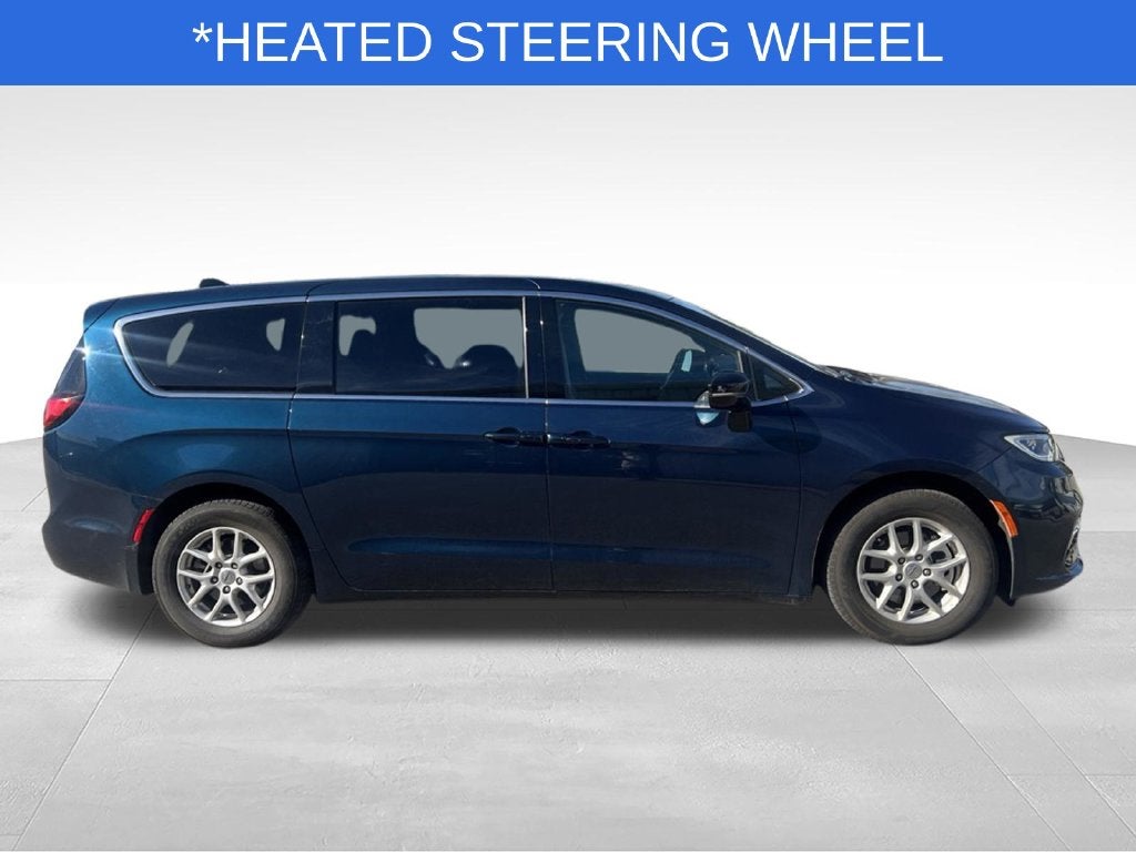 2025 Chrysler Pacifica Select Near Madison WI