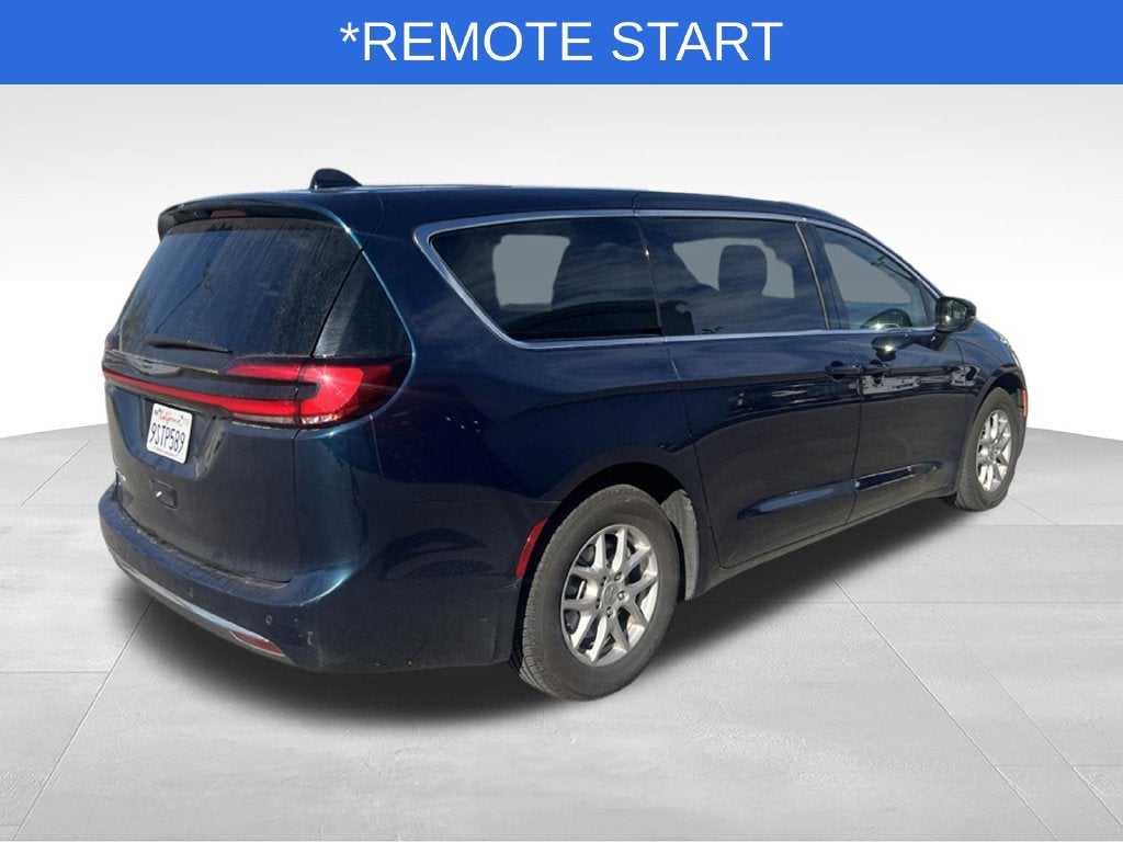 2025 Chrysler Pacifica Select Near Madison WI