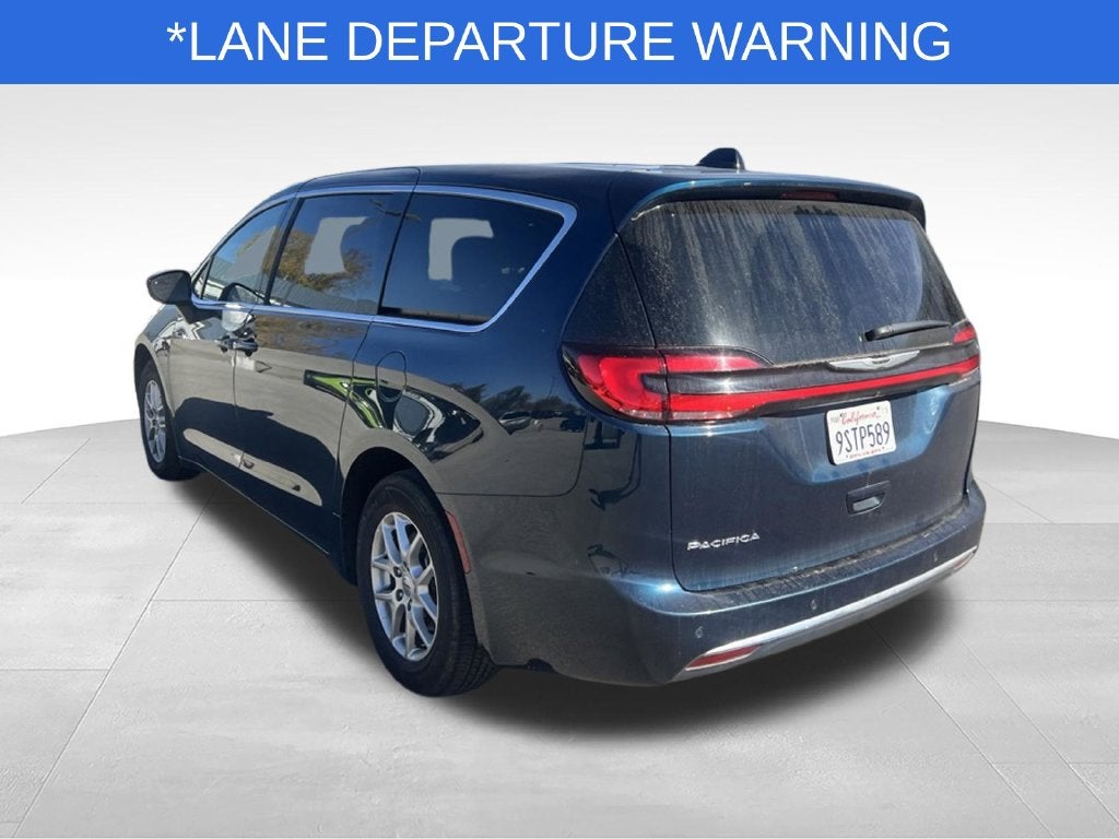 2025 Chrysler Pacifica Select Near Madison WI