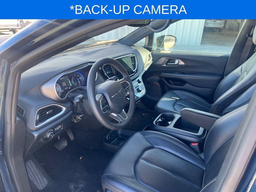 2025 Chrysler Pacifica Select Near Madison WI